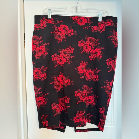 Torrid black pencil skirt w/red roses - Picture 1 of 7